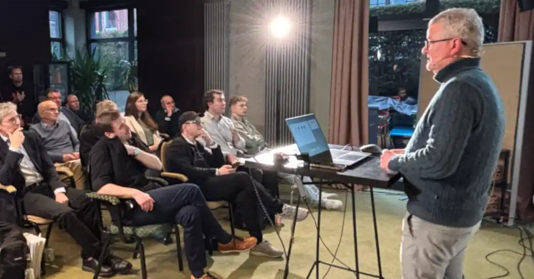 Beim ersten Hamburger Batterietag machte Prof. Maximilian Fichtner, Direktor des Helmholtz-Instituts Ulm und Professor am KIT, deutlich: Deutschland steht am Scheideweg der Energiewende – und Batterien sind der Schlüssel.

